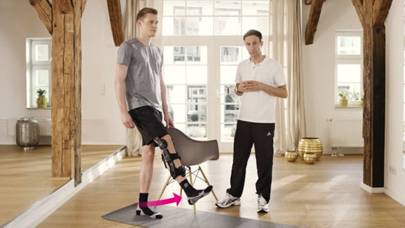 lift leg while standing, Exercise to strengthen the hip flexor muscles