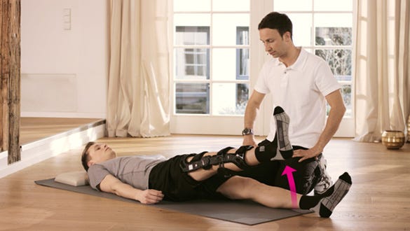 Lift leg while lying down, exercise to strenghten the thigh muscle