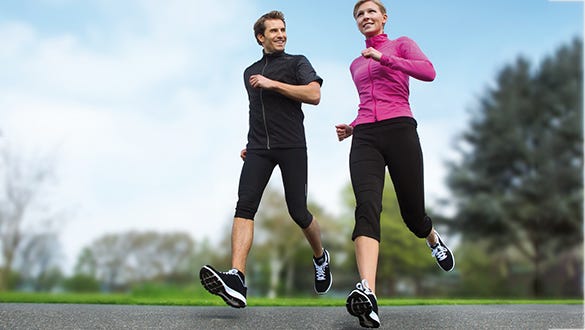 couple running through a parc showing everyone they are following a healthy lifestyle
