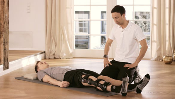 Lift leg while lying down, exercise to strenghten the thigh muscle