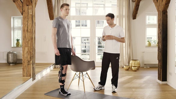 Lift leg while standing, exercise to strenghten the thigh