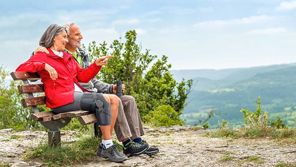 osteoarthritis  patients hiking together thanks to their medi knee brace